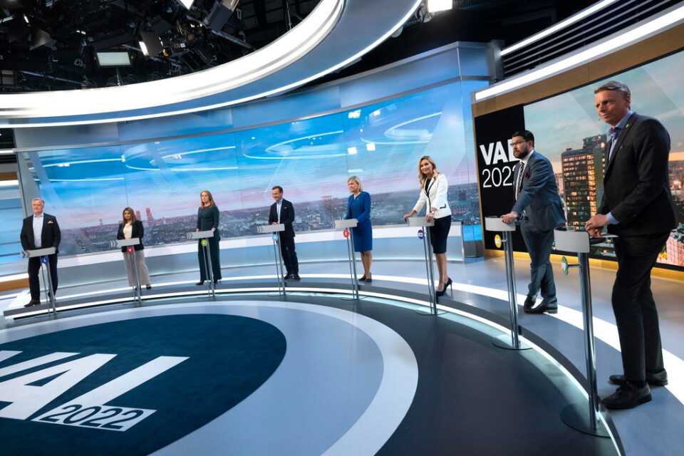 Johan Pehrson (L), Nooshi Dadgostar (V), Annie Lööf (C), Ulf Kristersson (M), statsminister Magdalena Andersson (S), Ebba Busch (KD), Jimmie Åkesson (SD) och Per Bolund (MP) i partiledardebatt i TV4. Arkivbild.