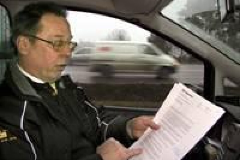 Taxichaufför Per-Ola Nilsson visar det brev han fått från Vägverket. Han erbjuds att köra i konvoj över bron med länets bussar.
Foto: Anders Johansson