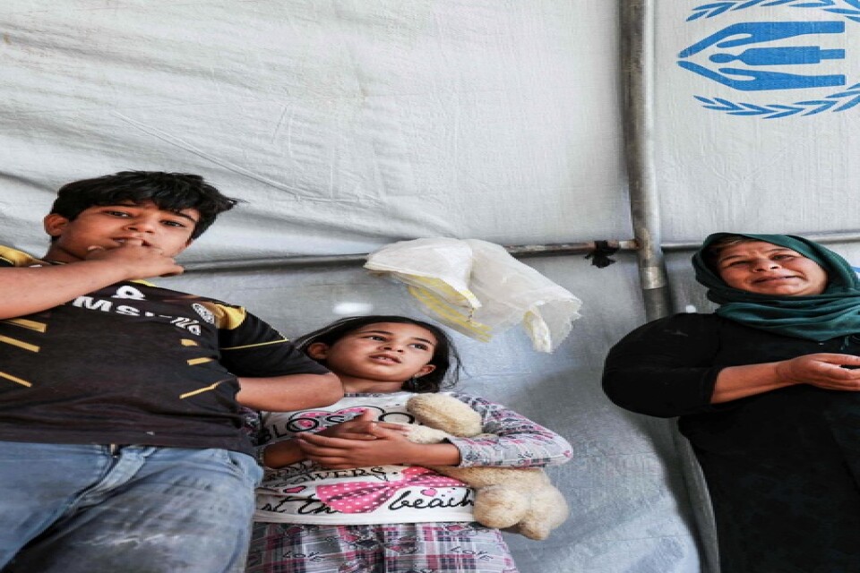 Nihaya Issa (till höger) och hennes familj i ett av UNHCR:s tält i Khazer-lägret.