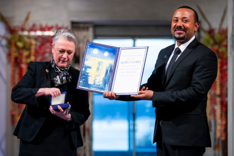 Det var då. I december 2019 mottog Etiopiens premiärminister Abiy Ahmed Nobels fredspris av kommittéordföranden Berit Reiss-Andersen i Oslo. Nu kritiserar hon honom för den krigiska utvecklingen i Etiopien. Arkivbild.