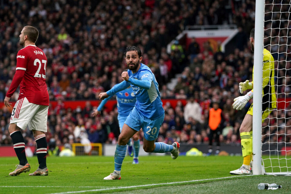 Manchester Citys Bernardo Silva firar 2–0-målet mot Manchester United.