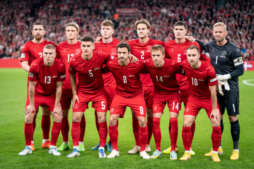Loggorna på Danmarks VM-tröjor är knappt synbara, för att protestera mot att VM arrangeras i Qatar. Arkivbild.