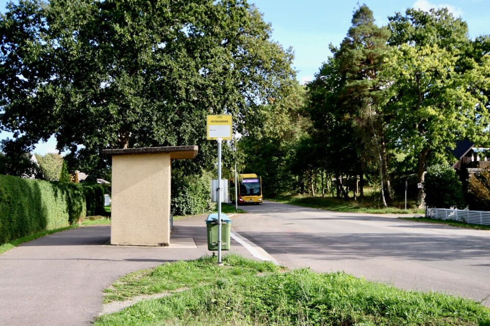 Här vid busshållplatsen Fritidsgården tar cykelvägen plötsligt slut. Det har bildats en liten stig där cyklisterna får svänga ut framför en tunga trafiken. Men nu ska kommunen bygga klart gång- och cykelvägen mellan Telegatan och Ljunggatan.