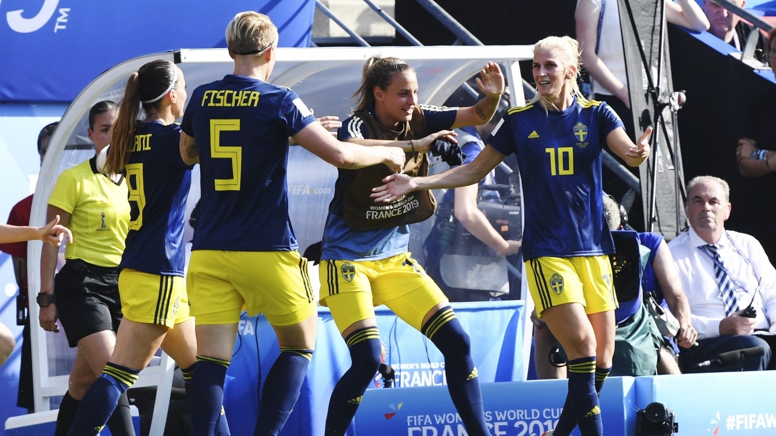 Svensk glädje efter Sofia Jakobssons 1-1- mål under kvartsfinalen mellan Tyskland och Sverige på Roazhon Park i fotbolls-VM.
Foto: Jonas Ekströmer / TT