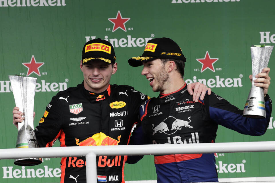 Max Verstappen (vänster) vann Brasiliens GP och fick sällskap på podiet av fransmannen Pierre Gasly.