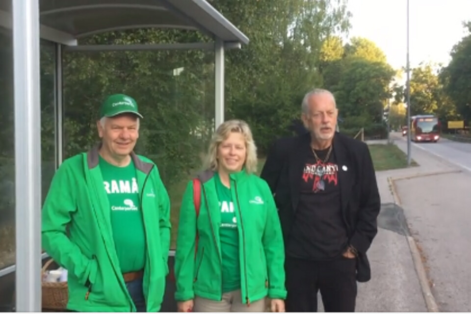 Centerpartisterna Mats Paulsson och Eva-Britt Brunsmo samt Claes Wiberg, ordförande i Eringsboda samhällsförening, har kämpat länge för en busslinje mellan Eringsboda och Holmsjö. Och nu rullar äntligen bussen.