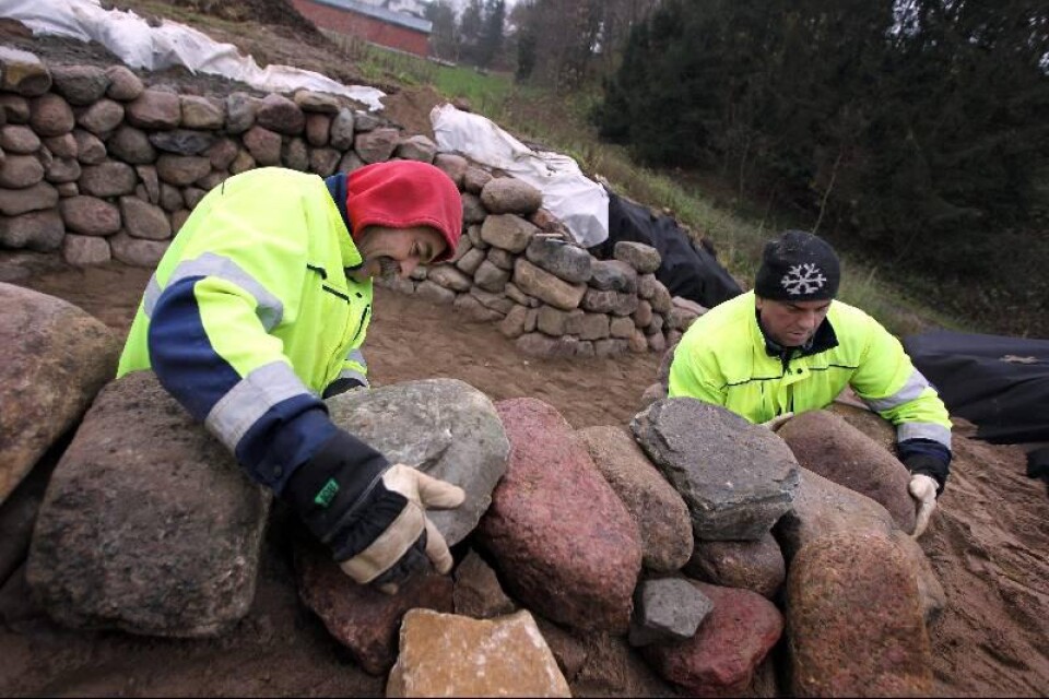 Trelleborgarna Mirhet Haidzirapovic och Petrit Molatahiri jobbade i höstas med att stapla stenar för att forma en kaffegrotta i Rydsgård. De arbetade inom Leaderprojektet ECO-trails som nu fått pris.