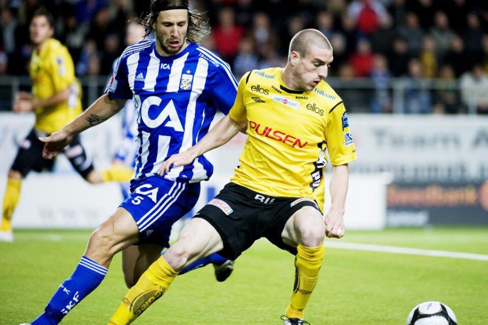 Mattias Bjärsmyr i en närkamp med James Keene 2009.