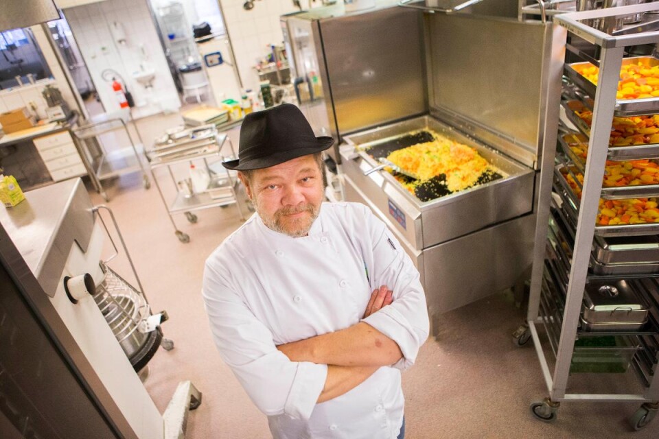 Kökschef Kennerth Persson basar för Restaurang Rutger som serverar mat till två skolor och två förskolor samt till flera äldreboenden i kommunen. Totalt tillagar de omkring 1200 måltider varje dag.
