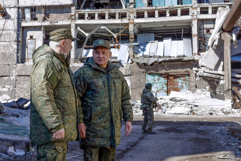 Rysslands försvarsminister Sergej Sjojgu på besök på okänd ort vid fronten.