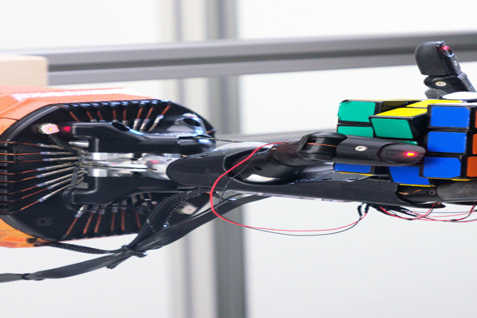 Robothanden klarar av att lösa kuben även när forskarna petar på den med en penna.