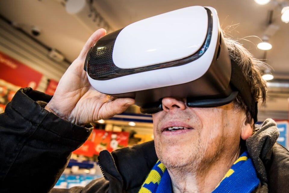 Virtuell verklighet (VR) är en datorgenererad skenvärld som användaren upplever sig vara i och agerar i.