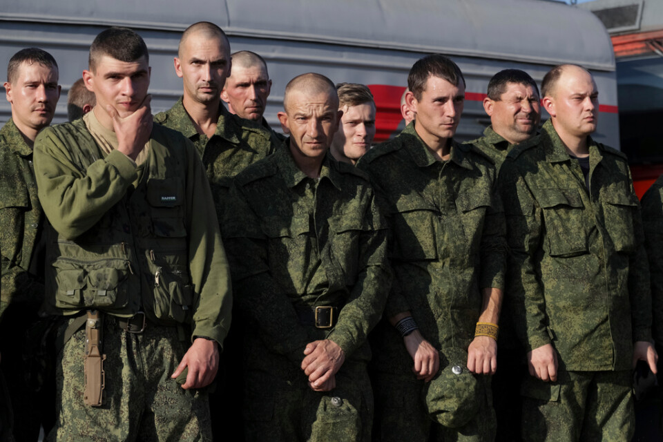 Ryska rekryter väntar på att kliva på ett tåg i ryska Prudboj i Volgograd oblast den 29 september.