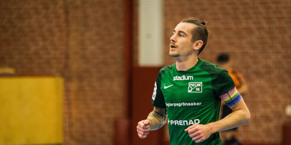 Hans Silow Håkansson kommer fortfarande snöra på sig fotbollsskorna, trots sina tränarroll.