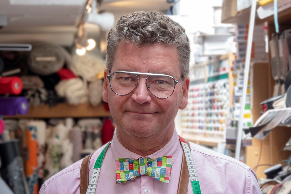 Prins Wendel, ordförande för köpmannaföreningen har en ganska liten butik, Tygfinessen. ”Vi följer riktlinjerna till 100 procent”, säger han.