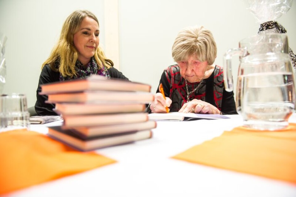 Frilansjournalisten Helen Bjurberg har hjälpt Dagny Carlsson att skriva boken "Livet enligt Dagny - I huvudet på en 104-åring". Efter föreställningen fick besökarna möjlighet att få en bok signerad.