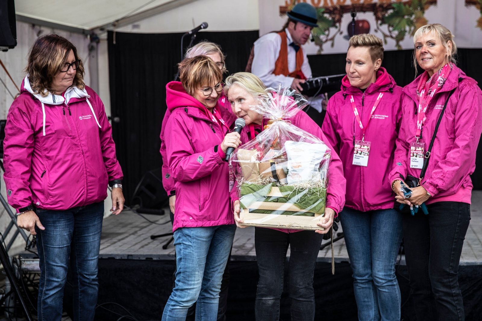 Miljösamordnare Eva Johansson, Olofströms kommun, blev överraskad av sina kollegor på sin sista arbetsdag. Hon fick ta emot en välfylld korg och applåder av besökarna på skördedagen.