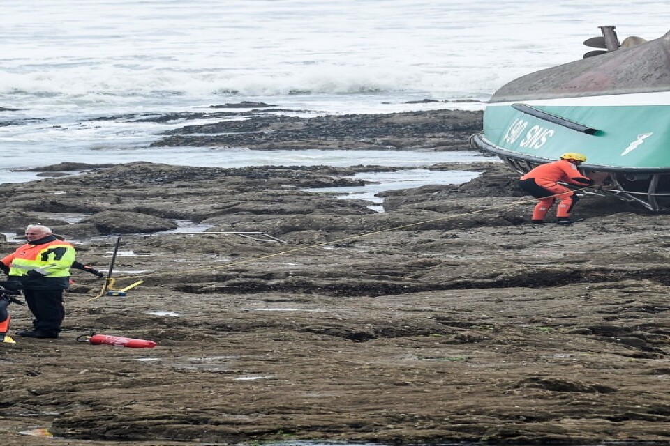 Tre personer omkom när en räddningsbåt kapsejsade i hårda vindar under stormen Miguel utanför den franska västkusten.