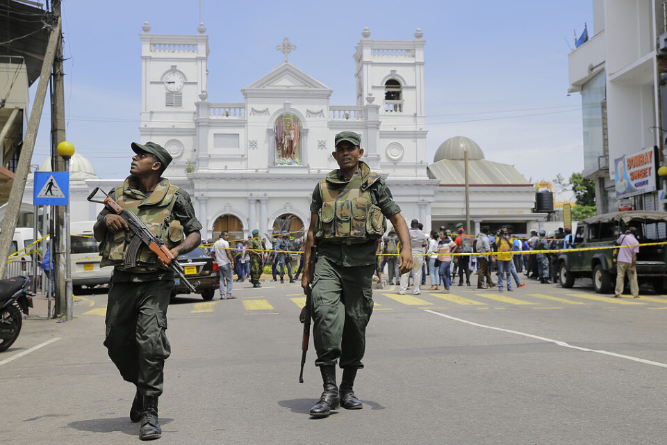 Soldater säkrar området runt kyrkan St. Anthony i Colombo.