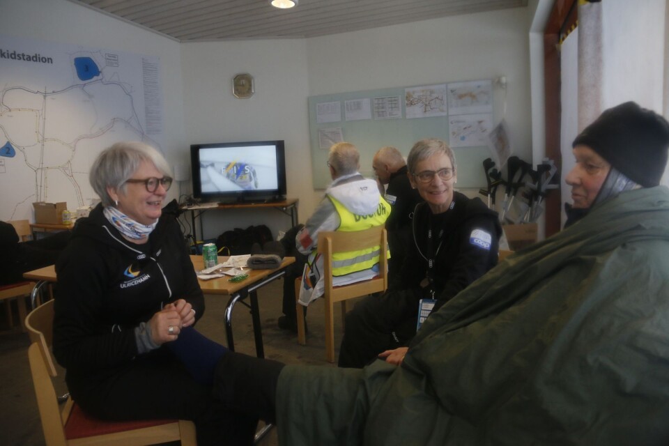 Sjuksköterskorna Maria Hällekrona och Elisabet Lyckert tar hand om Björn Sävevik från Herrljunga.