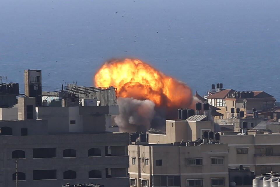 Ett israeliskt anfall mot en byggnad i staden Gaza på fredagen.