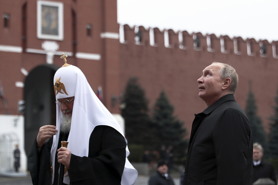 Rysslands president Vladimir Putin vill blanda in Gud när han skriver om författningen. Här står han på Röda torget i Moskva tillsammans med den rysk-ortodoxe patriarken Kirill. Arkivbild från 4 november 2019.