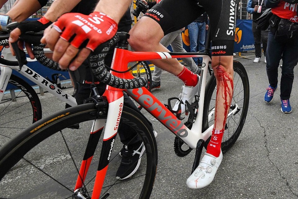 Tom Dumoulin tog sig i mål med blodigt knä i går, men tvingades ge upp Giro d'Italia i dag.