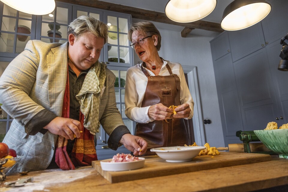 Det är inte tyst en sekund när Gudrun Schyman och Karl Fredrik Gustafsson lagar mat tlillsammans.