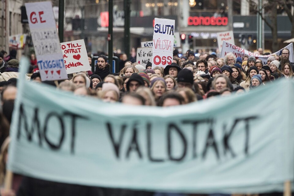 Hundratals demonstranter bakom parollen "Mot våldtäkt" på väg mellan Stortorget och Triangeln i Malmö i januari. Moderatkvinnor i Blekinge kräver skärpta straff. Foto: Johan Nilsson / TT