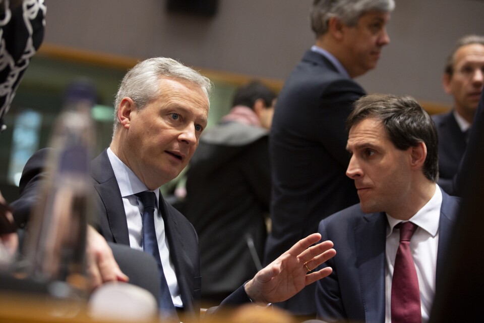 Frankrikes finansminister Bruno Le Maire (vänster), diskuterar med Nederländernas finansminister Wopke Hoekstra, vid ett möte i Bryssel den 18 februari.