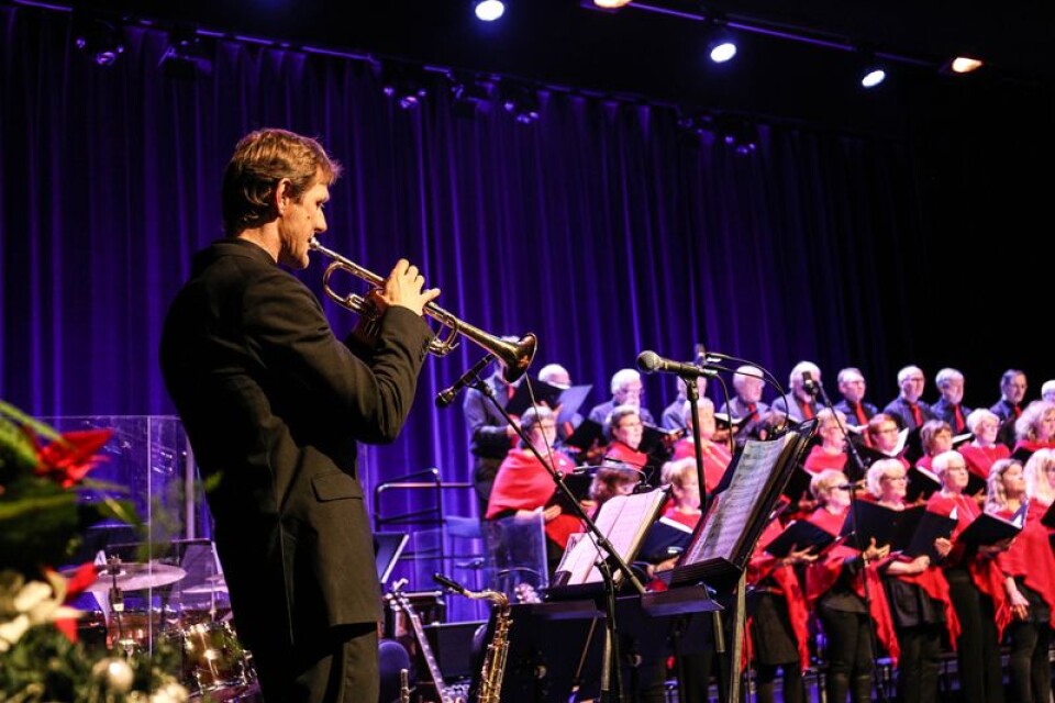 Jonas Rydström spelar trumpet i Hesslekörens julkonsert.