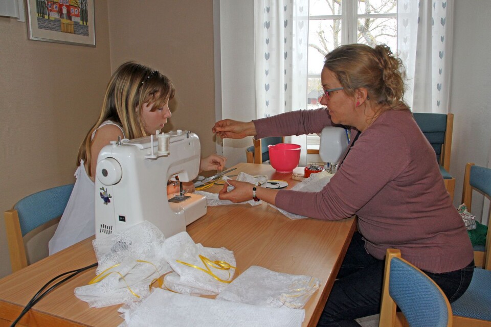 Tina Jogmark (t h) hjälper Kajsa Erlandsson när hon ska sy fruktpåsar i spetstyg.