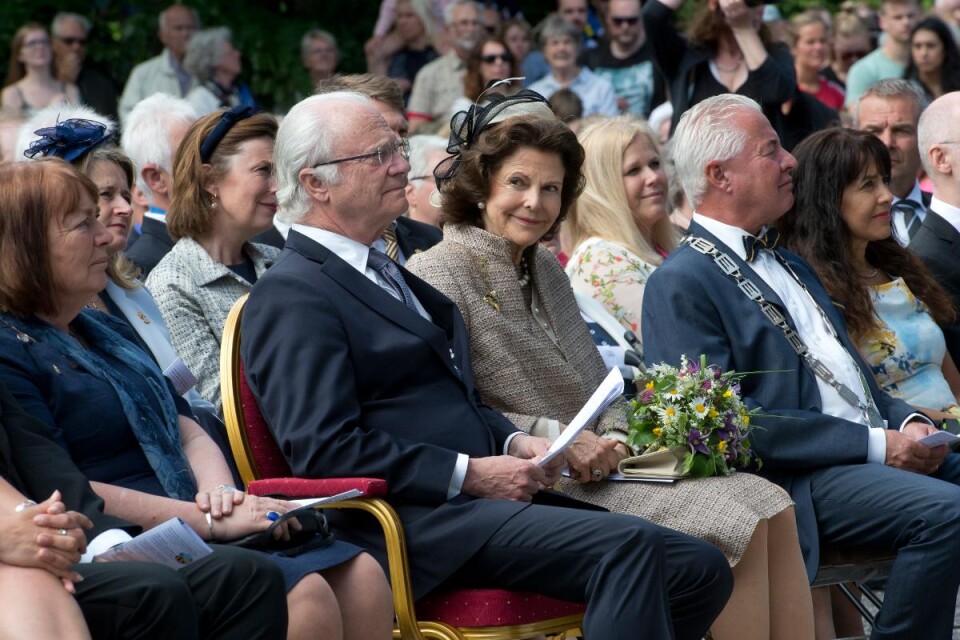 Kung Carl XVI Gustaf och drottning Silvia hade bäst platser för att se uppträdandet i Linnéparken. På Smålandspostens hemsida kan du se hela firandet och kungens tal.