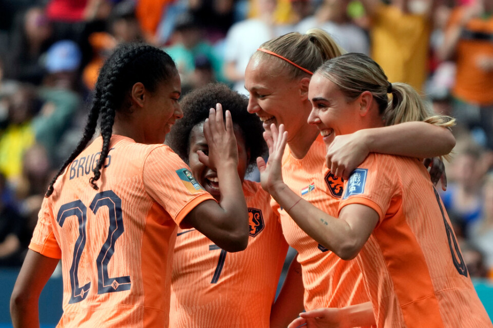 Nederländernas Jill Roord, till höger, firar efter att ha gjort ett tidigt mål i åttondelsfinalen mot Sydafrika.