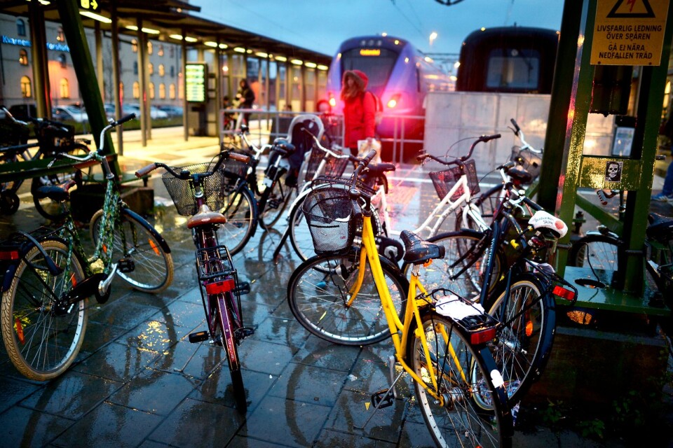En vanlig syn vid centralstationen i Kristianstad. Förhoppningsvis kan ett nytt cykelgarage få bort cyklarna som parkeras på fel sätt.