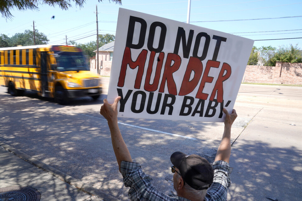 En abortmotståndare protesterar utanför en abortklinik i Dallas i Texas. Arkivbild.
