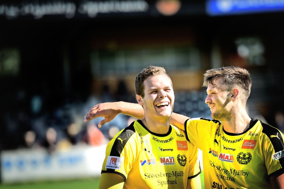 Inte undra på att Jacob Bergström är glad. Fotbollslivet rullar på rätt bra just nu...