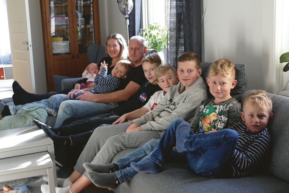Hela familjen Bergström Sabelsjö är samlad! Familjen består av mamma Emmeli och pappa Martin med sina sju barn.