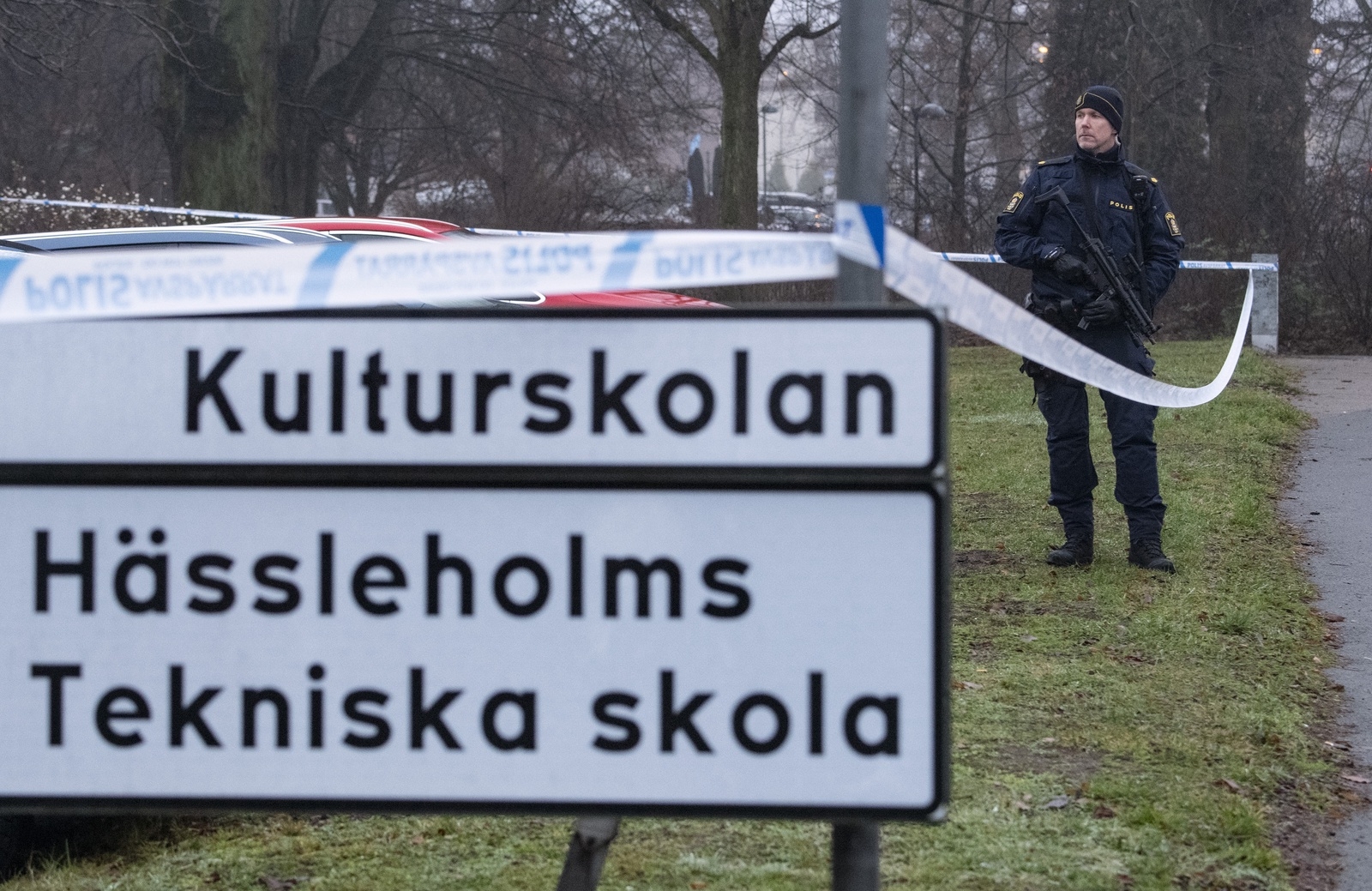 Polis på plats efter en explosion på Hässleholms Tekniska skola. 
Foto: Johan Nilsson / TT