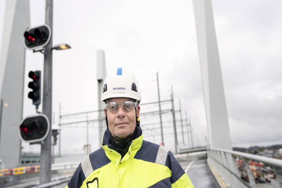 Peo Halvarsson från Örnsköldsvik är Skanskas produktionschef på bygget av Hisingsbron. "Den ser jäkligt bra ut", säger han om bron med fyra höga pyloner vid lyftspannet som landmärke.