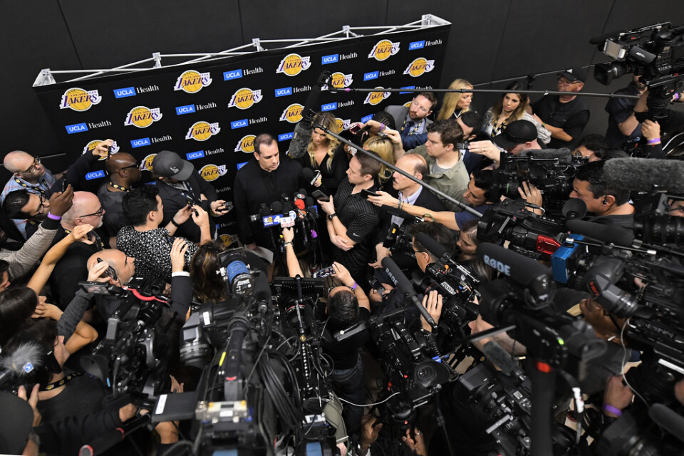Los Angeles Lakers tränare Frank Vogel omringad av journalister när han kommenterar Kobe Bryants död.