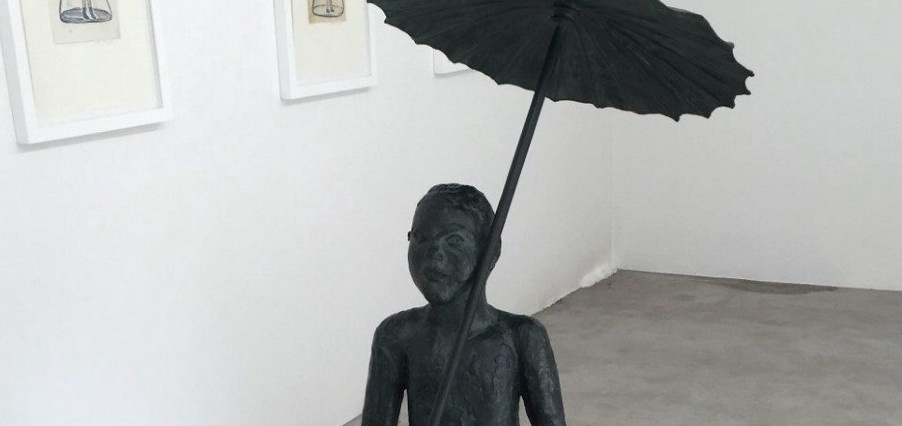 Lena Cronqvist. Flicka med hästsvans och parasoll. Bornsskulptur.