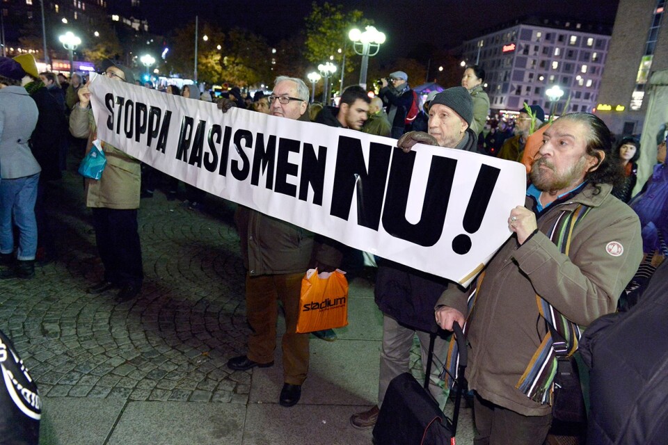 En bild från en manifestation mot rasism på Medborgarplatsen i Stockholm 2015.