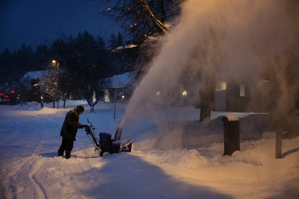 Snöskottning i snöovädret i Umeå på tisdagsmorgonen.