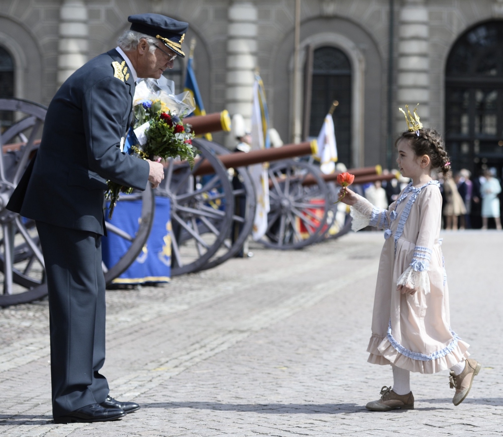 Kung Carl Gustaf tar emot blommor från barn på yttre borggården på Stockholms slott lördagen den 30 april med anledning av firandet av kung Carl Gustafs 70-årsdag.
Foto: Henrik Montgomery / TT