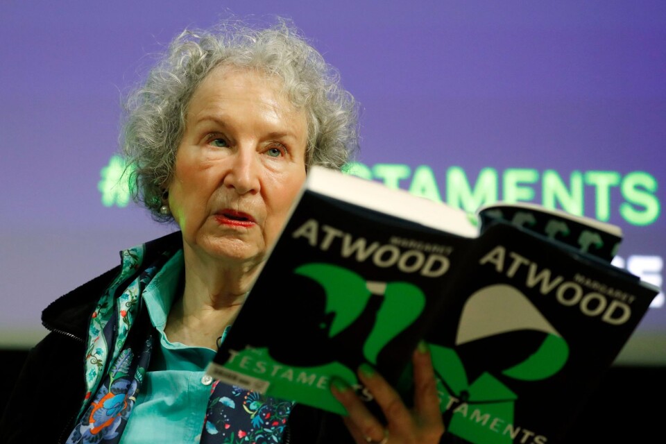 "Efter första och andra världskriget blev det allt svårare att skriva utopier, för en rad totalitära samhällen började som utopier, som Sovjetunionen, Nazisttyskland och Pol Pots Kambodja", säger Margaret Atwood.