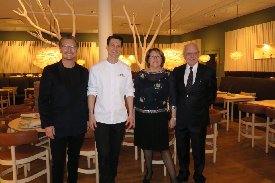 Daniel Olsson, Christofer Johansson och de gamla ägarna Karin och Owe Fransson under invigningen av Hotell Borgholm.