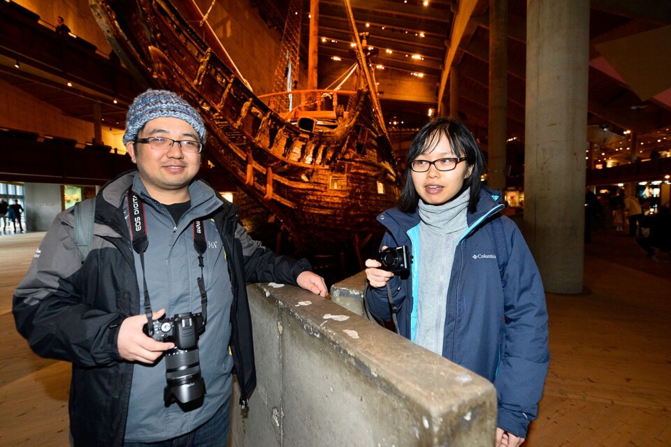 Chen Chun och Zhao Wen Wei från sydöstra Kina besöker Vasamuseet i Stockholm.