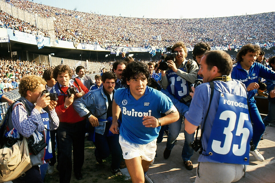 Diego Maradona nådde toppen av sin spelarkarriär i italienska Napoli, men höll på att gå under privat på grund av den konstanta uppmärksamheten på stadens gator. Här syns han på Stadio San Paolo i ett klipp från HBO-dokumentären "Diego Maradona".