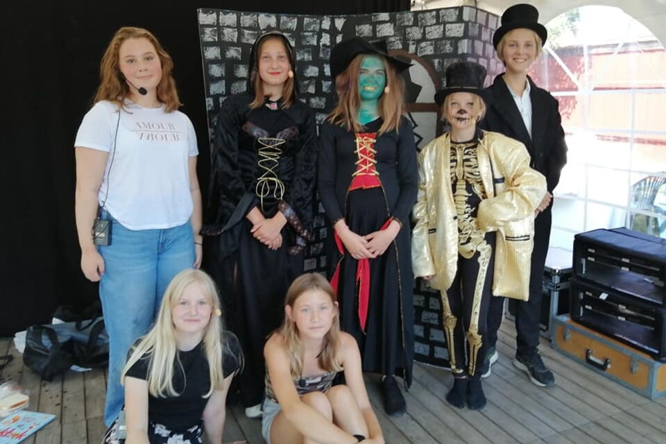 På bilden syns de unga skådespelarna från Triangelteatern (överst från vänster) Stina Persson, Vanna Eskilsson, Amilia Angelöf, Celie Faxe Borgryd och Gustav Sibbmark. Längst fram sitter Lovis Falk och Iris Holm Ståhl.